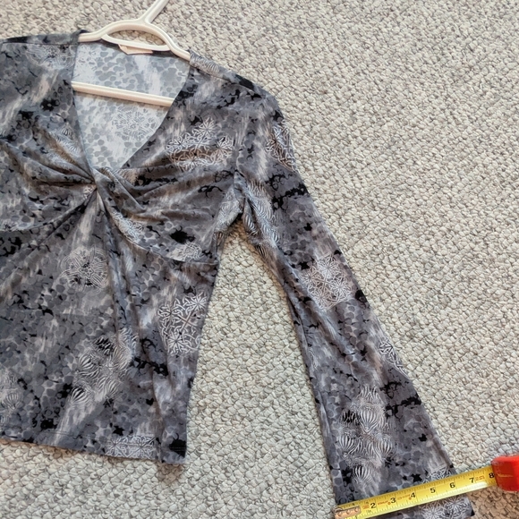 Women's (Size S/M) V-Neck Top With Faux Gathering Feature & Wide Sleeves - Picture 2 of 13